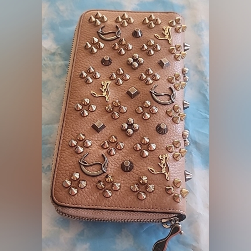 CHRISTIAN LOUBOUTIN IN THE SKY NUDE WALLET Pre-owned condition